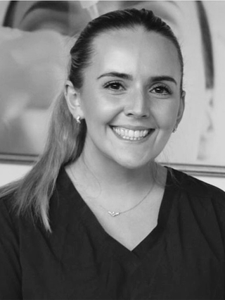 Dr Lonnóg Nic Fhlannchadha, Dentist